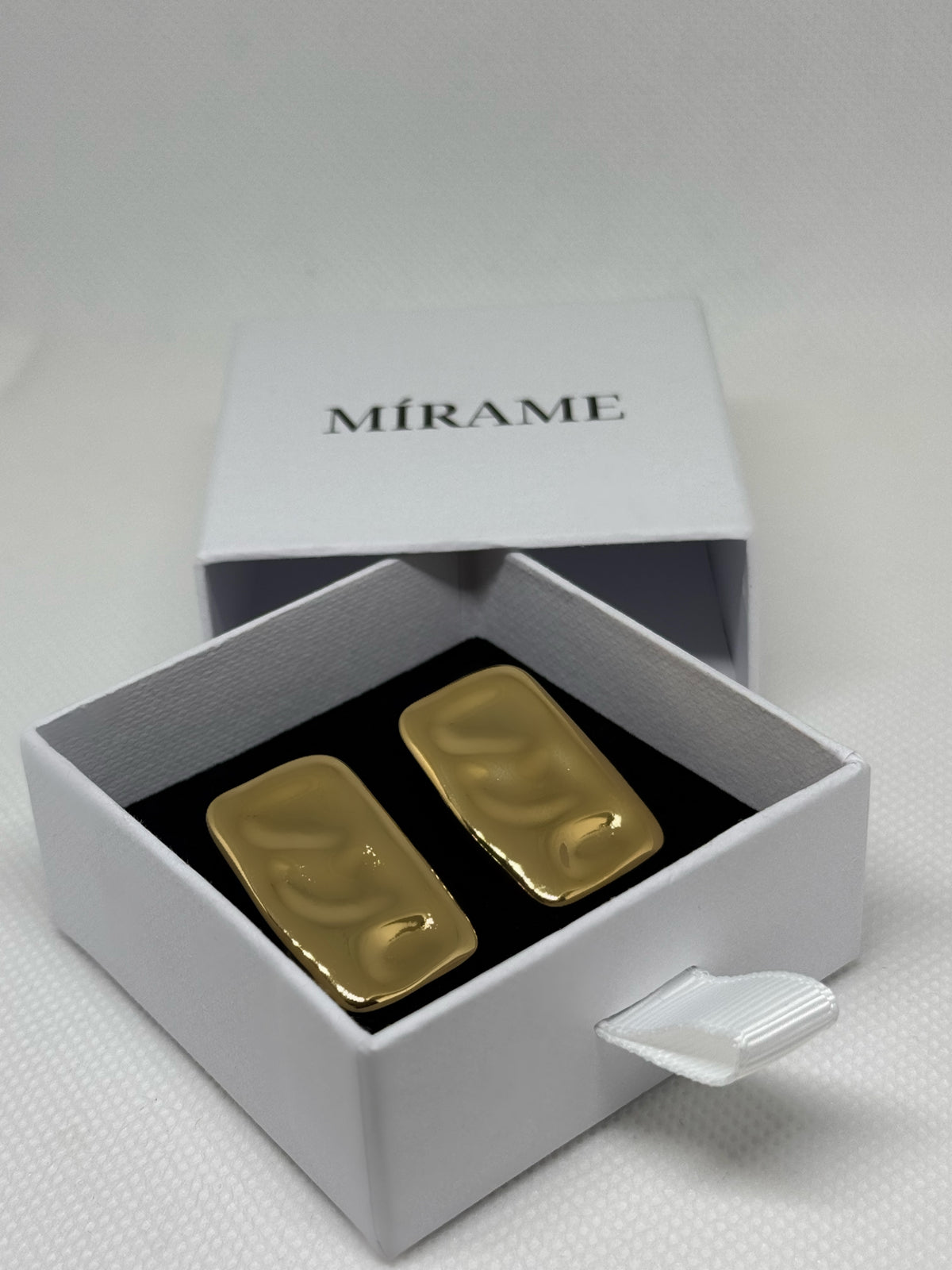 Molten Studs – Gold